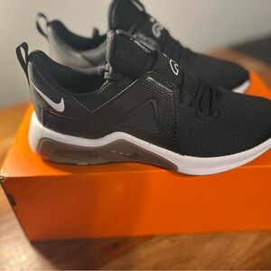 Nike Black and White Athletic Sneakers with Modern Design